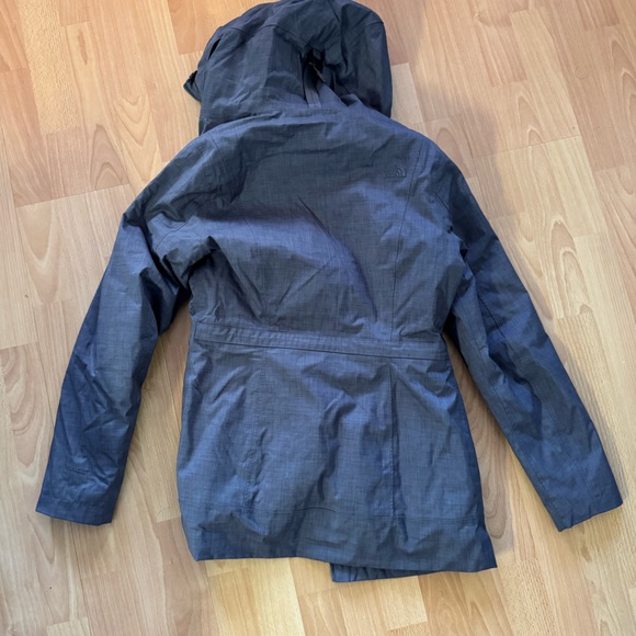 Women’s The North Face Tri-Climate Jacket size small - Picture 3 of 4